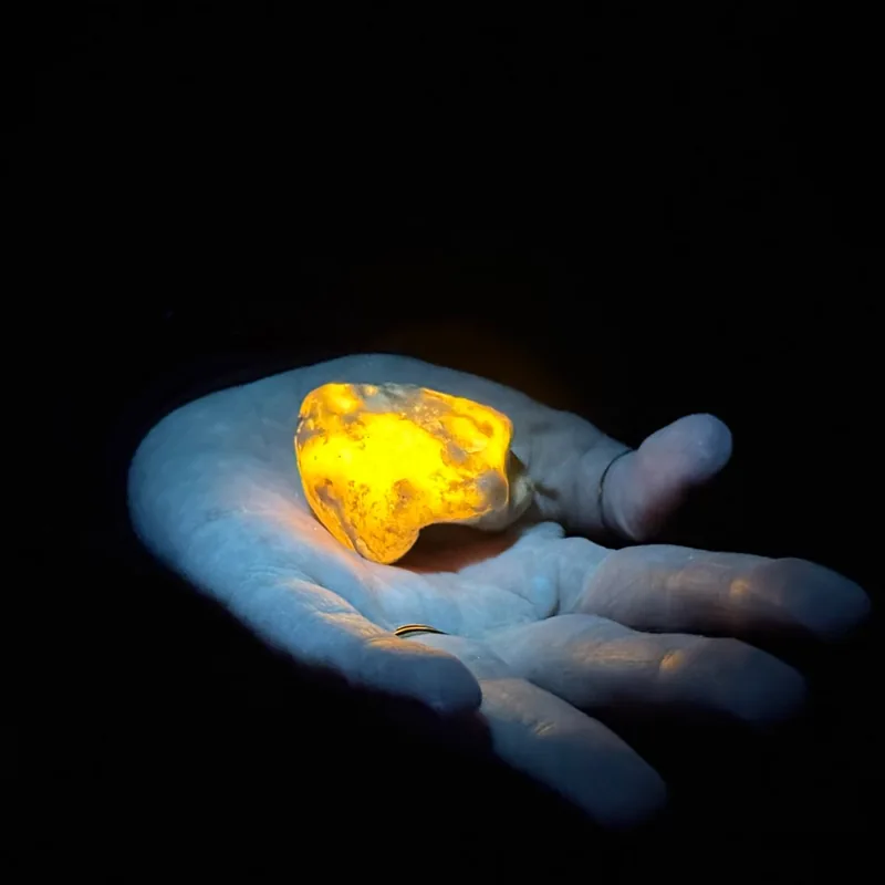 Piedra fluorescente ámbar